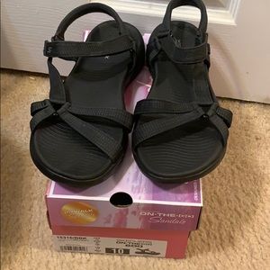 EXCELLENT CONDITION sketches on the go 600 sandals